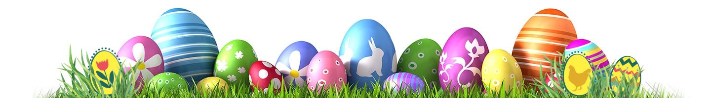 Grafisch gestaltete bunte Ostereier auf grünem Rasen