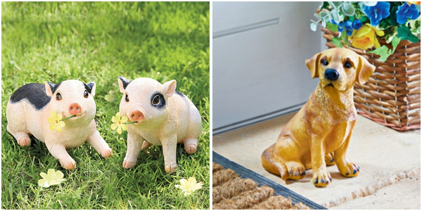 Figurines décoratives représentant des animaux, par exemple ici deux petits cochons sur la pelouse et le détecteur de mouvement « Bello » en forme de chien devant une porte d'entrée