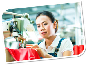 Mitarbeiterin in der Produktion - für faire, humane und sichere Arbeitsbedingungen. Gegen moderne Sklaverei und Kinderarbeit. Mitarbeiterin in der Produktion